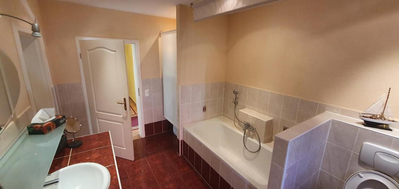 Fichtenwalde, 160m², 3 Sz, 2 Baeder, Bis 6 Personen, Garten, Vdsl