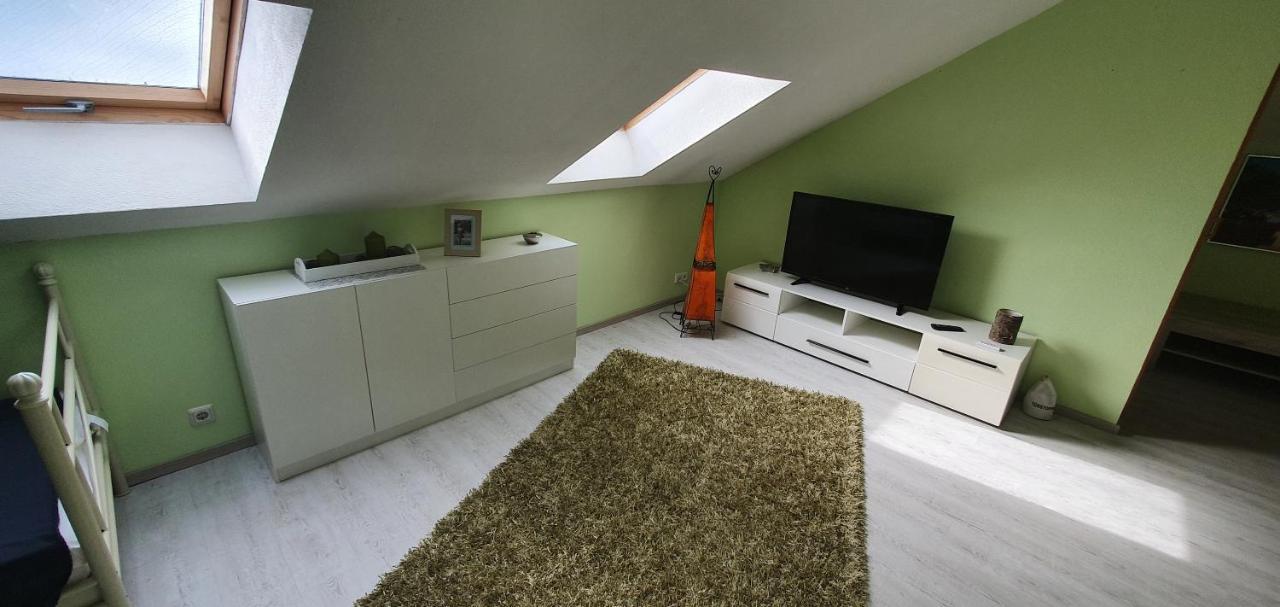 Fichtenwalde, 160m², 3 Sz, 2 Baeder, Bis 6 Personen, Garten, Vdsl Holiday home