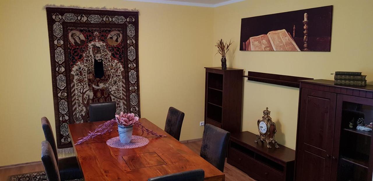 Fichtenwalde, 160m², 3 Sz, 2 Baeder, Bis 6 Personen, Garten, Vdsl Holiday home