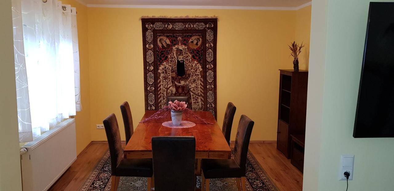 Fichtenwalde, 160m², 3 Sz, 2 Baeder, Bis 6 Personen, Garten, Vdsl Holiday home Fichtenwalde